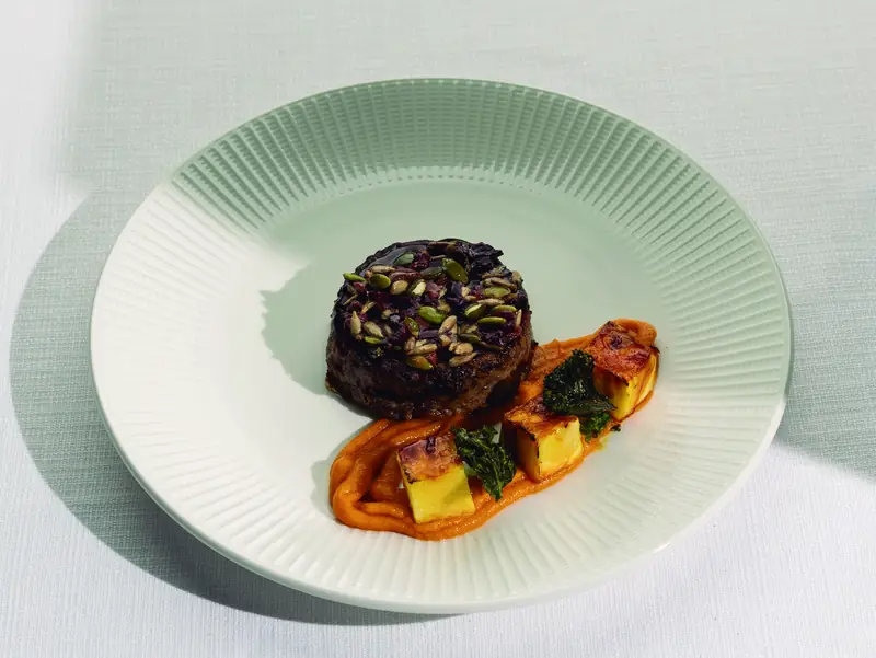 Plato emplatado de Life Gourmet sobre mantel blanco
