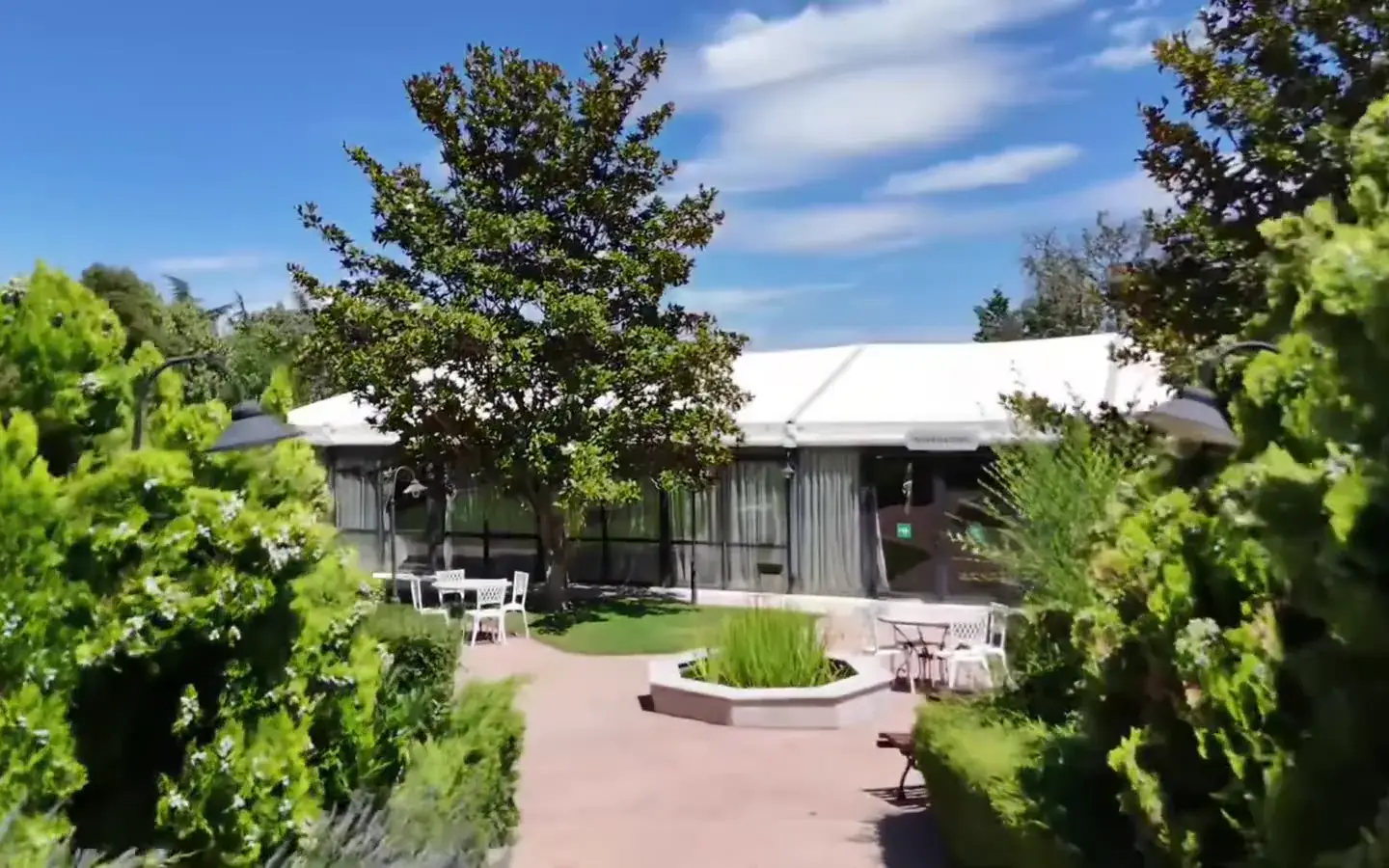 Vista de la finca · banquete bajo pabellón
